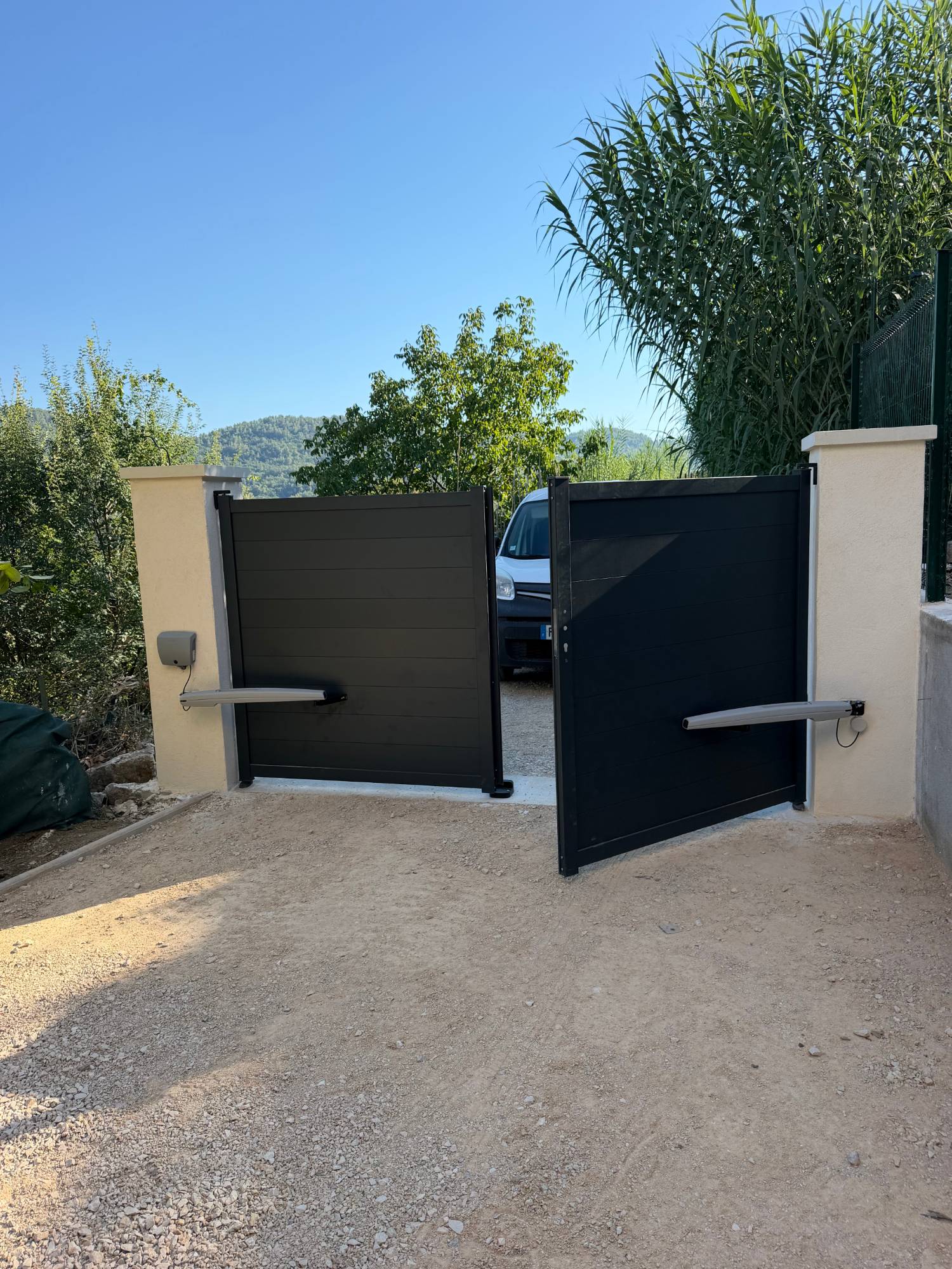 Portail aluminium à double vantail motorisé par Solazura, installation électrique chez un particulier du secteur de Valbonne