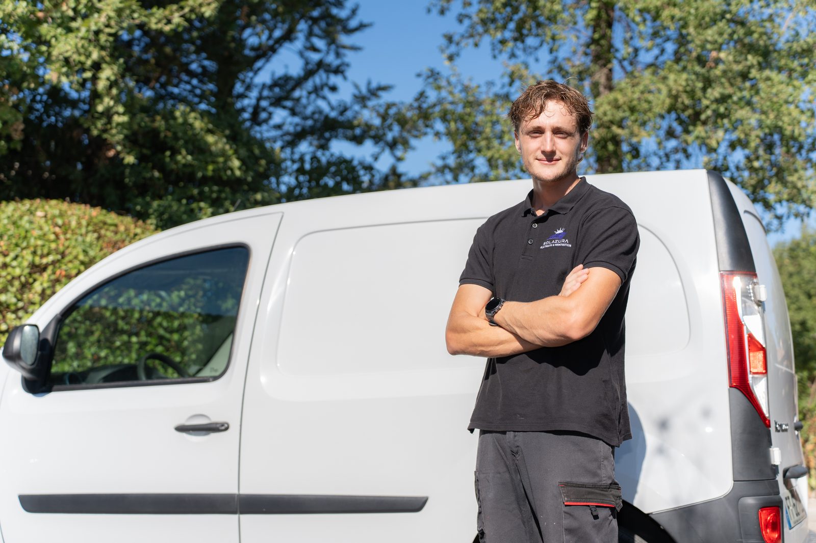 Victor Decoux devant le camion floqué Solazura
